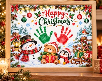 Può includere: Una stampa incorniciata con il testo Happy Christmas, un'impronta di mano verde e una rossa, un pupazzo di neve, un orsacchiotto e un pinguino in un paesaggio innevato con rami di pino, ornamenti rossi e pacchetti regalo sotto luci.