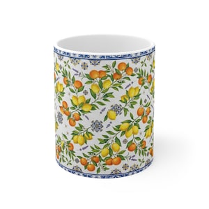 Peut inclure: Un mug en céramique blanche orné d'un motif répétitif de citrons jaunes, d'oranges, de feuilles vertes et de petites tiges de lavande violette, agrémenté de motifs de carreaux géométriques bleus et blancs sur les bords.