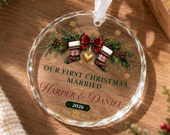 Enfeite de vidro personalizado "Nosso primeiro Natal de casados", com os nomes do casal e o ano do casamento, lembrança facetada e perfeita para recém-casados.