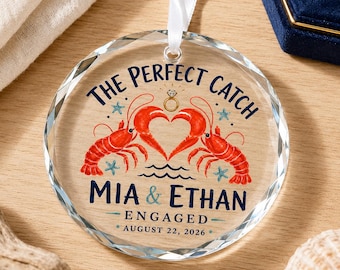 Enfeite de cristal personalizado "A Pesca Perfeita" em formato de lagosta, com nomes e data personalizados. Lembrança náutica para casal, ideal para noivado, casamento ou qualquer ocasião especial.