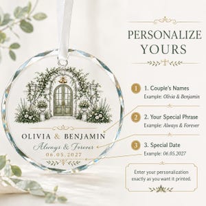 Puede incluir: Un adorno de cristal redondo y facetado con una ilustraci&oacute;n impresa de un arco de jard&iacute;n con campanas y arreglos florales. El texto dice OLIVIA & BENJAMIN, Always & Forever y 06.05.2027. Incluye una cinta blanca para colgarlo.