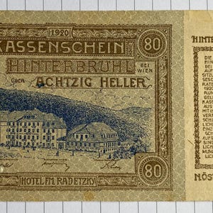 Pode incluir: Uma nota austríaca de 80 Heller de 1920 de Hinterbrühl, com uma borda decorativa castanha e bege, uma ilustração em tons de azul do Hotel Radetzky e texto em alemão detalhando a emissão municipal e informações de curso legal.