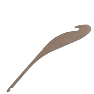Op de afbeelding: Een beige plastic haaknaald met een lange steel en een haak aan het uiteinde. De haaknaald is ontworpen om garen te haken.