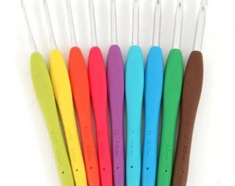 Clover Amour Crochet Hook – Choose Size – Soft Grip Ergonomic Handle – Color Coded