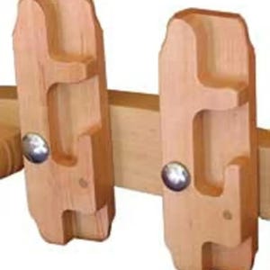 Op de afbeelding: Twee houten schoenspanners met een lichtbruine afwerking. Elke spanner heeft een unieke vorm met een metalen klinknagel. De spanners zijn ontworpen om de vorm van schoenen te behouden en vocht te absorberen.