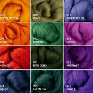 Puede incluir: Una carta de colores de 20 tonos diferentes de vellón de lana. Los colores están dispuestos en cuatro filas de cinco colores cada una. Los colores incluyen negro natural, caramelo, oliva, pastel de arándanos, jalea de uva, chocolate, caramelo, kiwi, orquídea, rojo cereza, pizarra, nuez moscada, verde helecho, amatista, frambuesa, regaliz, índigo, té verde, morado y berenjena.