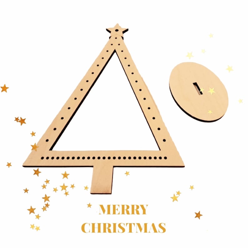 Puede incluir: Un kit de adorno de &aacute;rbol de Navidad de madera con una estrella en la parte superior y una base redonda. El kit est&aacute; hecho de madera sin terminar y se puede pintar o decorar. El texto "Merry Christmas" est&aacute; impreso debajo del &aacute;rbol.