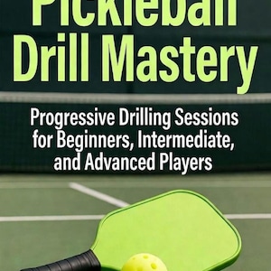 Könnte beinhalten: Ein Buchcover mit dem Titel Pickleball Drill Mastery - Chaos To Consistency, das einen lindgrünen Pickleball-Schläger und einen gelben gelochten Ball auf einem grünen Platz zeigt. Der Text enthält Progressive Drilling Sessions for Beginners, Intermediate, and Advanced Players von Alex Courtland.