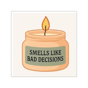 Könnte beinhalten: Eine hellorangefarbene Kerze in einem Glas mit brennender Flamme. Das Glas hat ein salbeigrünes rechteckiges Etikett mit dem schwarzen Text "SMELLS LIKE BAD DECISIONS" in einer fetten serifenlosen Schrift. Die Illustration hat ein flaches Design.