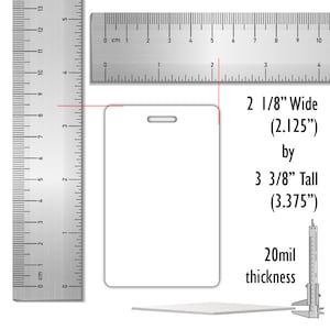 Op de afbeelding: Een blanco plastic kaart met een gat voor een koord. De kaart is 5,4 cm breed, 8,6 cm hoog en 0,5 cm dik.