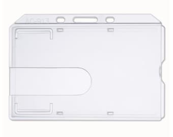 Puede incluir: Porta tarjetas de identificación de plástico transparente con una ranura para una tarjeta de visita o una tarjeta de crédito. El porta tarjetas tiene un clip en la parte posterior para sujetarlo a un cinturón o un cordón. El texto "AC-913" está impreso en la parte superior del porta tarjetas.