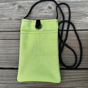 Cartera cruzada, cartera para teléfono móvil, verde lima. Monedero forrado. Botón vintage de cristal negro