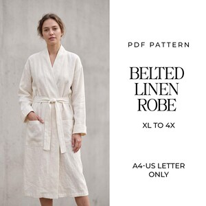 Op de afbeelding: Een crèmekleurige linnen badjas met ceintuur, lange mouwen en twee voorzakken. De tekst rechts luidt: PDF PATTERN, BELTED LINEN ROBE, XL TO 4X, A4-US LETTER ONLY. De badjas heeft een overslagmodel met een bijpassende stoffen ceintuur om te strikken.