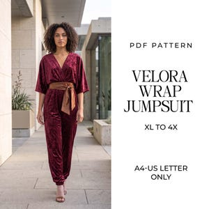 Pode incluir: Um macacão transpassado de veludo bordô com mangas largas e um laço de cetim na cintura. O texto diz: PDF PATTERN VELORA WRAP JUMPSUIT XL TO 4X A4-US LETTER ONLY. A peça apresenta um decote em V e punhos nos tornozelos em tecido de veludo.