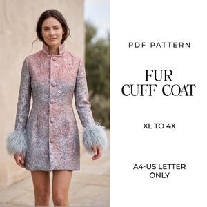 Può includere: Un cartamodello PDF per un cappotto con polsini in pelliccia, taglie da XL a 4X, per carta A4 e US letter. Il cappotto presenta un tessuto testurizzato rosa e argento metallizzato, un colletto alto, chiusura frontale con bottoni e polsini in ecopelliccia grigio chiaro.