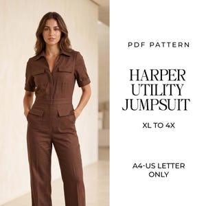Op de afbeelding: Een bruine utility-jumpsuit met korte mouwen, een kraag en vier voorzakken. De tekst luidt: PDF PATTERN HARPER UTILITY JUMPSUIT XL TO 4X A4-US LETTER ONLY. Het kledingstuk heeft een knoopsluiting aan de voorzijde en een broek met rechte pijpen.