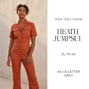Op de afbeelding: Een roestkleurige jumpsuit met korte mouwen, een kraag, een knoopsluiting aan de voorzijde en twee borstzakken. De tekst luidt: PDF PATTERN HEATH JUMPSUIT XL TO 4X A4-US LETTER ONLY.