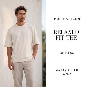 Puede incluir: Un patrón PDF para una camiseta de corte relajado en tallas XL a 4X, formateado para papel A4 y US letter. La imagen muestra una camiseta lisa de color crema, de manga corta y cuello redondo, combinada con pantalones de color gris claro.