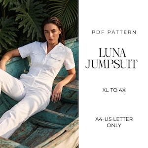 Op de afbeelding: Een witte jumpsuit met korte mouwen, kraag, knoopsluiting aan de voorzijde en twee borstzakken. De tekst luidt PDF PATTERN LUNA JUMPSUIT XL TO 4X A4-US LETTER ONLY. Het kledingstuk wordt gedragen door een persoon die in een verweerde blauwgroene houten boot zit.