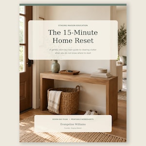 Könnte beinhalten: Ein digitaler Ratgeber mit dem Titel The 15-Minute Home Reset von Evangeline Williams, der einen Sieben-Tage-Plan und druckbare Arbeitsblätter enthält. Das Cover zeigt einen Konsolentisch aus hellem Holz mit einem geflochtenen Korb, einer Vase und Büchern.