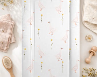 Gentle Geese aankleedmat voor baby's: gewatteerd, gemakkelijk af te vegen PVC, gemaakt in Engeland.
