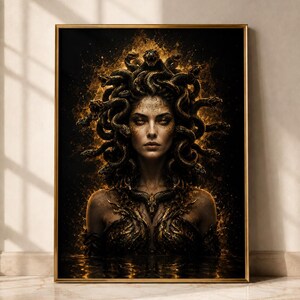Könnte beinhalten: Ein gerahmter Kunstdruck mit einem dunklen, goldfarbenen Porträt einer Figur mit Schlangen als Haaren. Das Motiv hat intensive Augen und ist von wirbelnder goldener Energie und Schatten umgeben, vor einem tiefschwarzen Hintergrund mit Goldakzenten.
