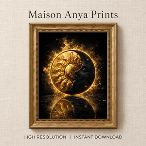 Könnte beinhalten: Ein gerahmter Kunstdruck mit dem Titel Maison Anya Prints, der eine goldene Sonne und einen dunklen Halbmond zeigt, die zu einem kreisförmigen Himmelszeichen verschmelzen, umgeben von leuchtendem Licht vor schwarzem Hintergrund mit Reflexion.