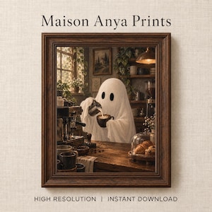 Puede incluir: Una lámina enmarcada titulada Maison Anya Prints que muestra una figura de fantasma blanco vertiendo leche en una taza de café oscura en una cocina rústica con mostrador de madera, cafetera espresso y una cúpula de cristal con pasteles.