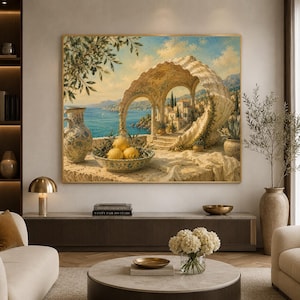 Könnte beinhalten: Ein rechteckiger Wandkunstdruck mit einer mediterranen Küstenszene, die einen großen muschelförmigen Torbogen, ein blaues Meer, eine Steinterrasse, einen gemusterten Keramikkrug und eine Schale mit gelben Zitronen unter einem hellen Himmel zeigt.