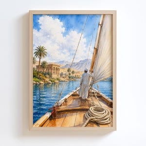 Könnte beinhalten: Ein gerahmtes Aquarellbild, das eine Person in einem weißen Gewand auf einem hölzernen Segelboot auf blauem Wasser zeigt. Die Szene umfasst ein aufgerolltes Seil an Deck, Palmen, antike Steinruinen und Berge unter einem hellblauen Himmel.