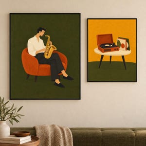 Könnte beinhalten: Zwei gerahmte Wandkunstdrucke. Der linke Druck zeigt eine Person in weißem Hemd und schwarzer Hose, die ein goldenes Saxophon spielt und in einem orangefarbenen Sessel sitzt. Der rechte Druck zeigt einen braunen Plattenspieler.