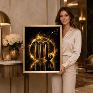 Könnte beinhalten: Ein rechteckiges gerahmtes Wandbild mit dunklem Hintergrund und einem leuchtenden, goldenen Skorpion-Sternzeichen in der Mitte. Das Design umfasst einen hellen, kreisförmigen Lichteffekt um das Symbol und ein Sternbildmuster darüber.