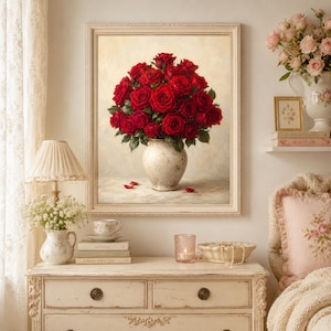 Può includere: Una stampa d'arte incorniciata raffigurante un grande bouquet di rose rosso scuro disposte in un vaso di ceramica di colore chiaro. Il dipinto mostra un denso grappolo di fiori rossi in fiore con foglie verdi su uno sfondo dai toni neutri.