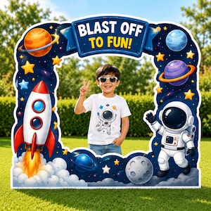 Puede incluir: Un marco para fotos con temática espacial que presenta un fondo azul oscuro con planetas, estrellas, un cohete y un astronauta. La pancarta superior muestra el texto BLAST OFF TO FUN! en letras blancas y amarillas para fotografías.