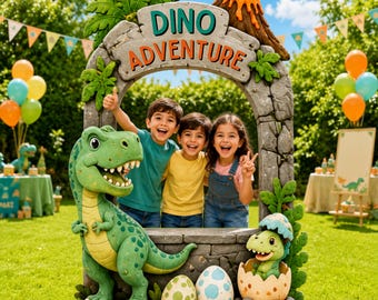 Könnte beinhalten: Ein großer, grauer Fotorahmen aus Steinoptik mit der Aufschrift DINO ADVENTURE, verziert mit grünen Palmenblättern und einem Vulkan oben. Ein grüner T-Rex steht links und ein Baby-Dinosaurier schlüpft rechts aus einem Ei.