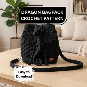 Op de afbeelding: Een zwarte gehaakte rugzak met een driedimensionaal drakenontwerp aan de voorzijde met gestructureerde schubben, vleugels en een lange staart. De tekst DRAGON BAGPACK CROCHET PATTERN en Easy to Download zijn zichtbaar op de afbeelding.