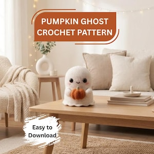 Può includere: Una statuetta di fantasma lavorata all'uncinetto in bianco che tiene in mano una piccola zucca arancione, con occhi neri e guance rosa. L'immagine include il testo PUMPKIN GHOST CROCHET PATTERN e Easy to Download, come guida digitale di progetto.