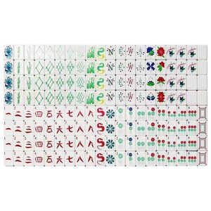 Puede incluir: Un juego completo de fichas de mahjong rectangulares blancas dispuestas en una cuadr&iacute;cula. Las fichas presentan varios dise&ntilde;os grabados, incluidos caracteres chinos, n&uacute;meros, las letras N, E, W, S, motivos florales, bamb&uacute; y etiquetas de joker.