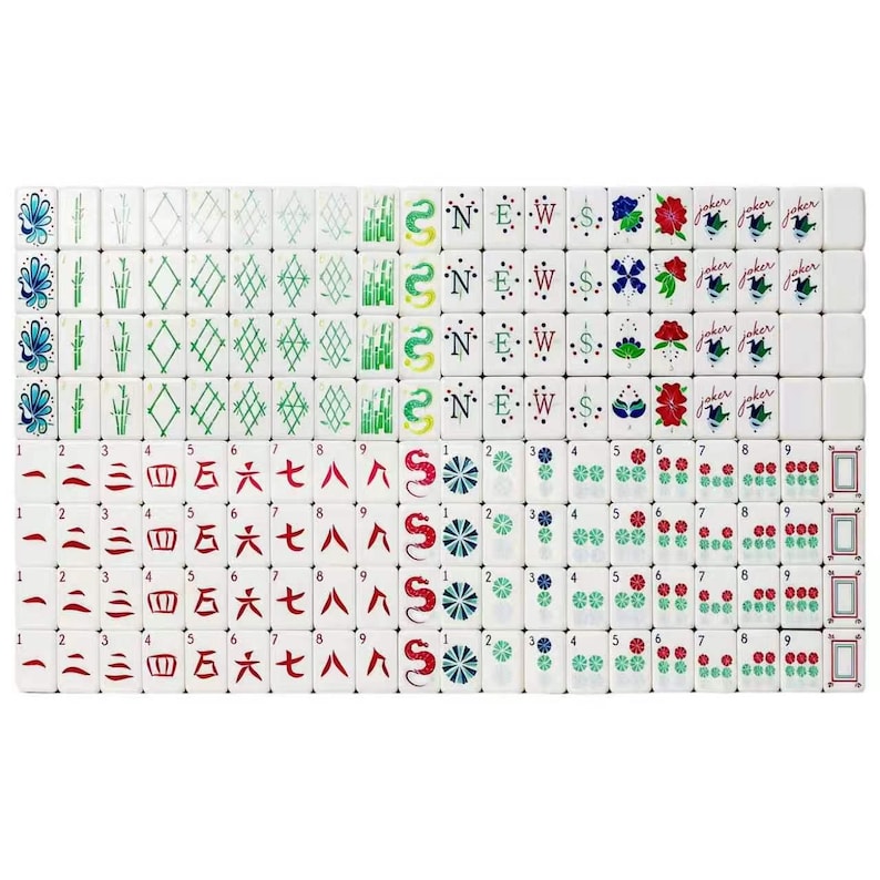 Puede incluir: Un juego completo de fichas de mahjong rectangulares blancas dispuestas en una cuadr&iacute;cula. Las fichas presentan varios dise&ntilde;os grabados, incluidos caracteres chinos, n&uacute;meros, las letras N, E, W, S, motivos florales, bamb&uacute; y etiquetas de joker.
