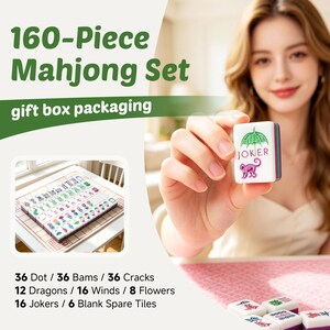 Może przedstawiać: 160-częściowy zestaw do gry w Mahjong w ozdobnym pudełku. Zestaw zawiera 36 kropkowych, 36 bambusowych, 36 znakowych, 12 smok&oacute;w, 16 wiatr&oacute;w, 8 kwiat&oacute;w, 16 joker&oacute;w i 6 pustych płytek. Jedna płytka przedstawia zielony parasol i fioletową małpę z napisem JOKER.