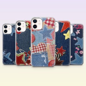 Può includere: Cinque cover trasparenti per smartphone con vari design in stile collage. I motivi includono texture denim, tessuto a quadretti rosso e bianco, stelle blu e rosse, spille da balia e piccole icone grafiche come ciliegie e fiocchi su fondo blu.