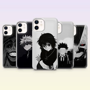 Op de afbeelding: Vijf doorzichtige smartphonehoesjes met zwart-witte anime-stijl karakterillustraties. De ontwerpen bevatten een grijnzende figuur, een personage met stekelig haar, een persoon met een bril en een kruisketting, een schooluniformfiguur en een gemaskerd figuur.