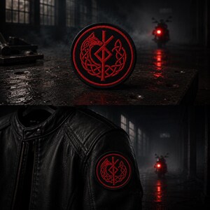 Op de afbeelding: Een ronde geborduurde patch met een rood wolf- en knoopwerkontwerp rondom een centraal verticaal runensymbool. De patch is zwart met rood stiksel en wordt zowel los als bevestigd op een zwart leren jack getoond.