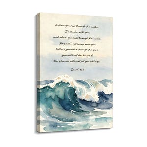 Può includere: Un quadro rettangolare su tela con un dipinto ad acquerello di una grande onda che si infrange in tonalità blu profondo, verde acqua e bianco. Sopra l'onda, il testo recita: When you pass through the waters, I will be with you and when you pass through the rivers, they will not sweep over you. When you walk through the fire, you will not be burned; the flames will not set you ablaze. Isaiah 43:2.