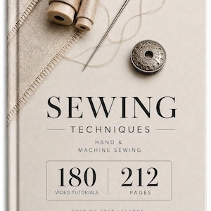 以下が含まれることがあります： SEWING TECHNIQUES HAND & MACHINE SEWINGというタイトルのハードカバー本。180 VIDEO TUTORIALSと212 PAGESの記載がある。ベージュの表紙には、質感のある布地、2つの木製糸巻き、銀色の針、装飾的な金属製のボビンが配置されている。