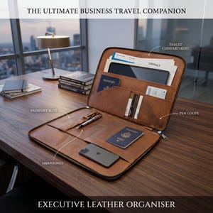 Könnte beinhalten: Ein offener brauner Leder-Organizer mit Tabletfach, Reisepassfächern, Stiftschlaufen und Smartphone-Tasche. Das Innere enthält ein Tablet, zwei Reisepässe, ein Smartphone, einen Stift sowie Dokumente mit der Aufschrift CONTRACT.