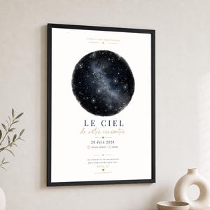 Peut inclure: Une affiche murale verticale encadrée présentant une illustration circulaire d'un ciel nocturne étoilé bleu foncé et noir. Sous les étoiles, le texte indique LE CIEL de notre rencontre, 26 Juin 2026, TOULOUSE, FRANCE, 22H00, et du texte français.