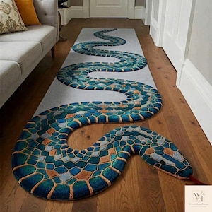 Puede incluir: Una alfombra de pasillo larga y rectangular con un diseño de serpiente grande y sinuosa. La serpiente está compuesta por un mosaico de escamas azules, verde azulado y marrones sobre un fondo gris claro. Tiene una cabeza con una lengua roja.