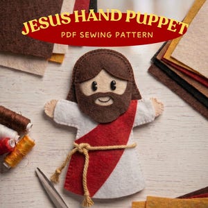 Könnte beinhalten: Eine Jesus-Handpuppe aus Filz mit braunem Haar und Bart, bekleidet mit einem weißen Gewand, einer roten Schärpe und einem beigen Kordelgürtel. Über der Puppe steht der Text JESUS HAND PUPPET PDF SEWING PATTERN, umgeben von Filzstücken und Garn.