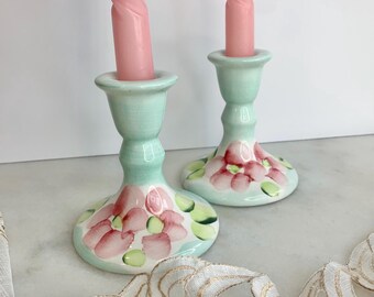 Vintage paar handgeschilderde bloemenkeramische kandelaars uit de jaren 90, mintgroen en roze